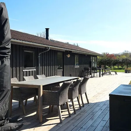 8 Person In Hals-by Traum * Hals