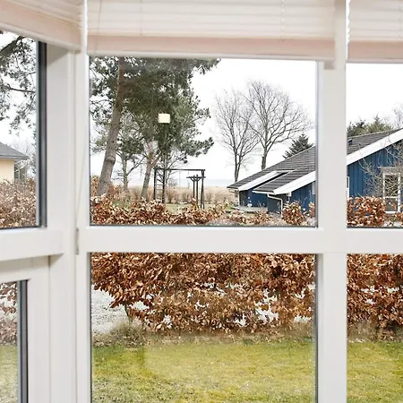 8 Person In Hals-by Traum *