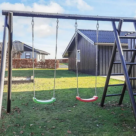 8 Person In Hals-by Traum Hals