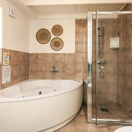 8 Person In Hals-by Traum * Hals