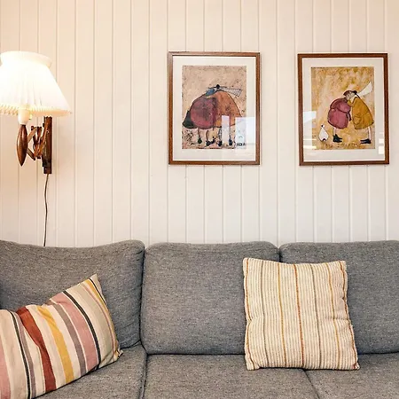 8 Person In Hals-by Traum Hals