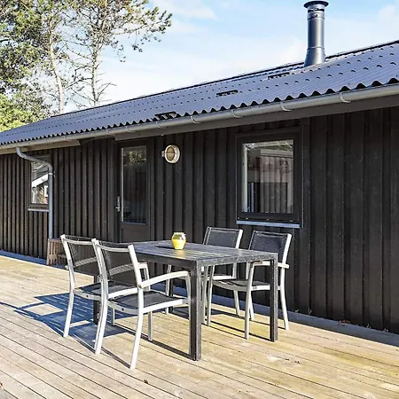 8 Person In Hals-by Traum *