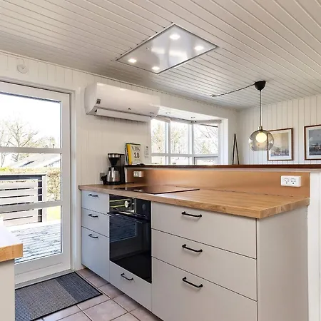 8 Person In Hals-by Traum * Hals