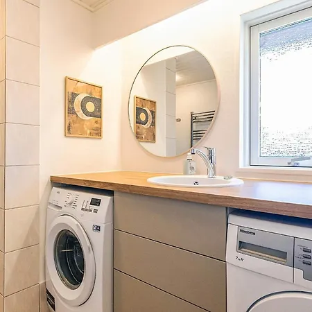 8 Person In Hals-by Traum