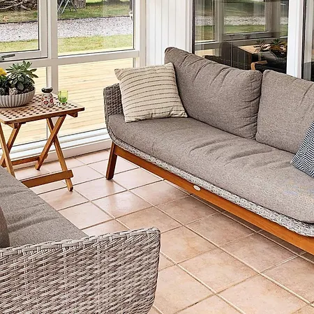 8 Person In Hals-by Traum *