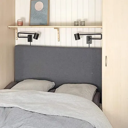 8 Person In Hals-by Traum Hals