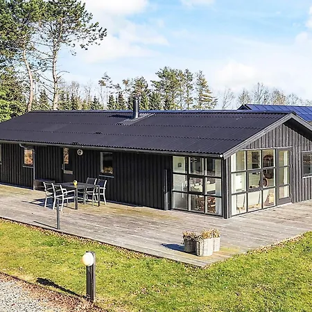 8 Person In Hals-by Traum * Hals