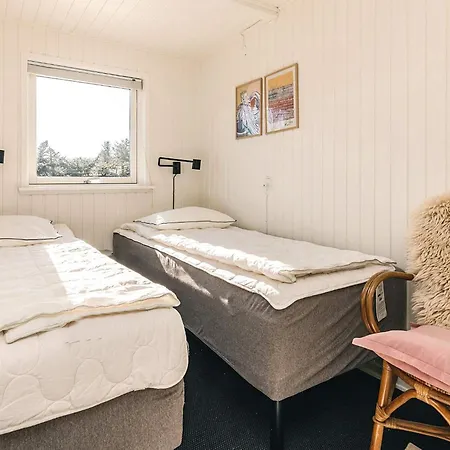 8 Person In Hals-by Traum *